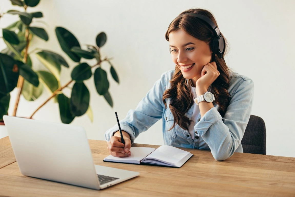 Student learning Spanish online